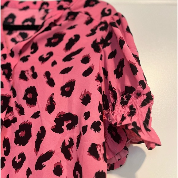 NWOT Leopard Notched Neck Short Flounce Sleeve Blouse Size XL - Picture 3 of 5